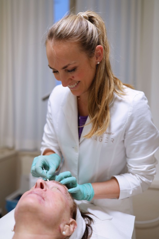 Dr. Kager beim Peeling-Auftrag